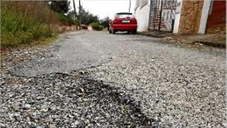 Estat de l&#039;asfaltatge d&#039;un dels carrers de la urbanització.