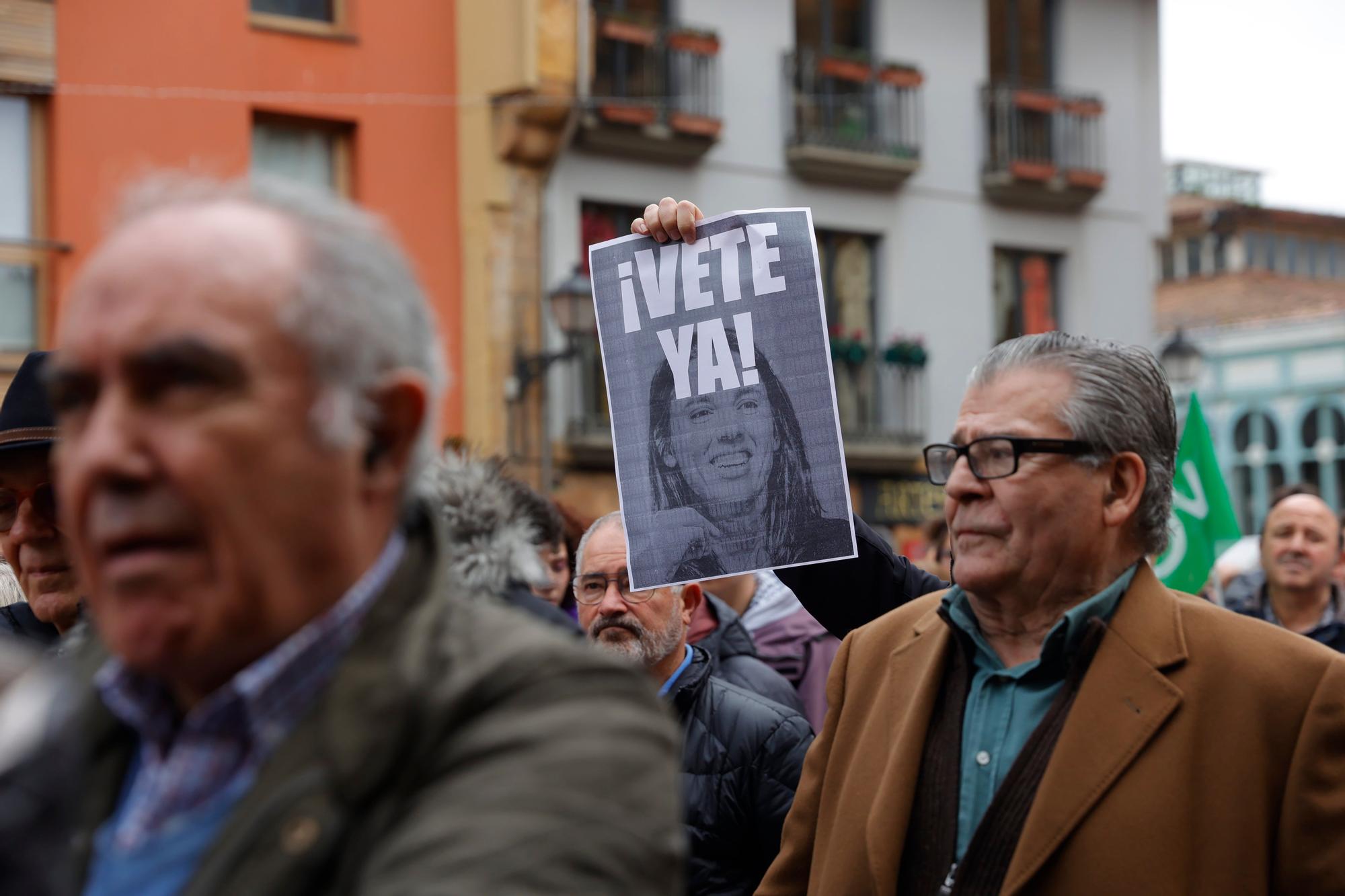 EN IMÁGENES: Vox exige elecciones generales al grito de "Sánchez vete ya" en la plaza del Ayuntamiento de Oviedo