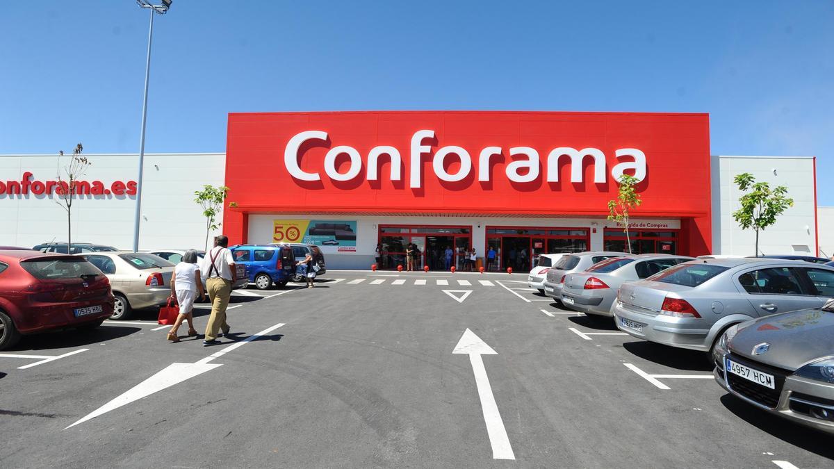 Tienda de Conforama ubicada en la carretera de Palma.