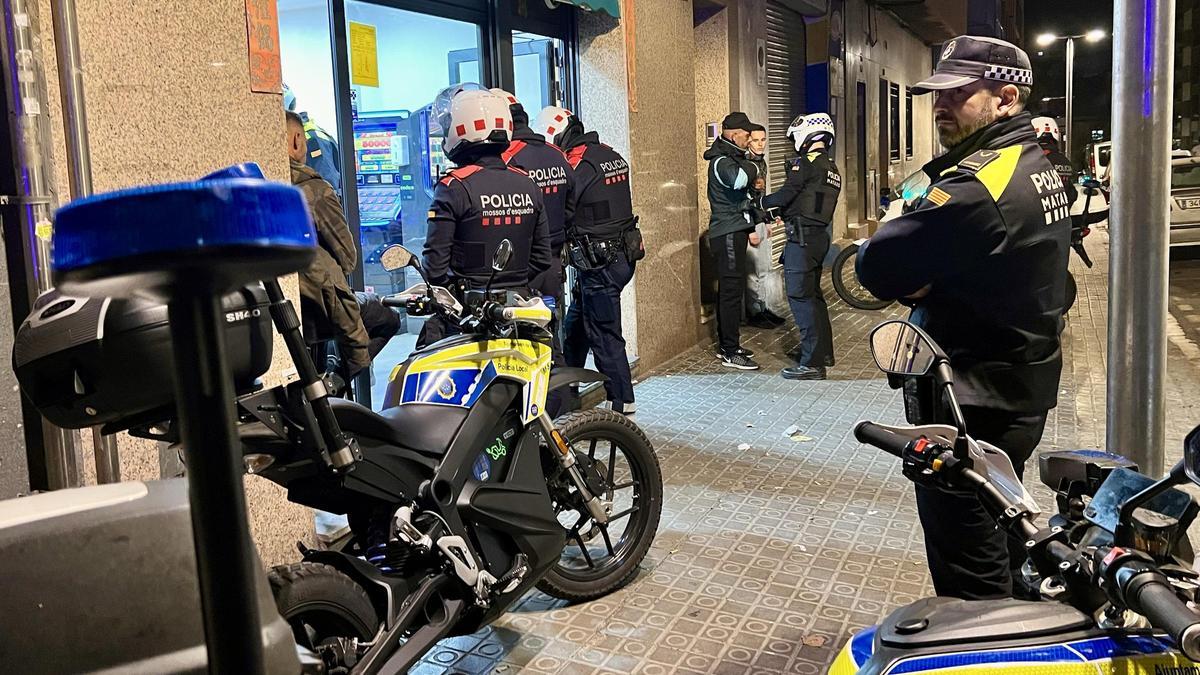 Agentes de la guardia urbana registran un bar.