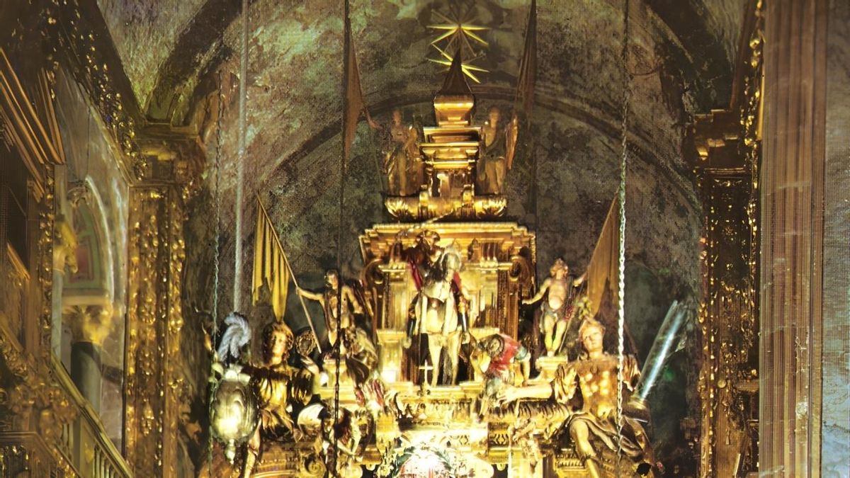 Ángeles en el altar mayor de la Catedral sosteniendo las banderas que recordaban importantes hechos militare