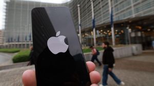 BRUSSELS (Belgium), 23/04/2025.- An Apple iPhone with logo in front of European Commission Headquarters as EU fines Apple 500 million Euro and Meta 200 million Euro for breaking Europes digital rules in Brussels, Belgium, 23 April 2025. The European Commission on 23 April 2025 has fined Apple 500 million and Meta 200 million euros for breaching the Digital Markets Act (DMA). Apple was found to have breached its obligation to prevent anti-steering practices and Meta was found to have breached its obligation to offer consumers the choice of a service that uses less of their personal data. (Bélgica, Bruselas) EFE/EPA/OLIVIER HOSLET