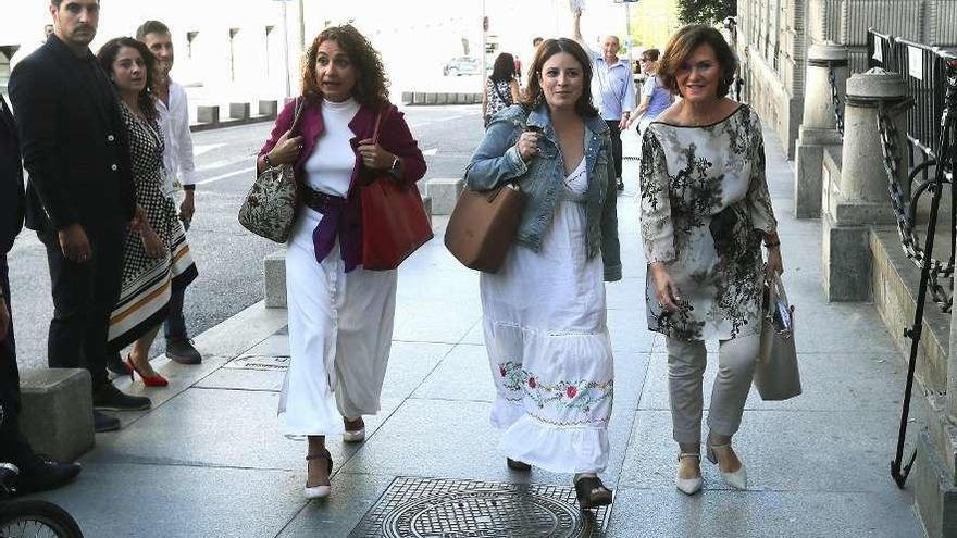 La ministra María Jesús Montero, Adriana Lastra y la vicepresidenta Carmen Calvo, ayer. // Efe