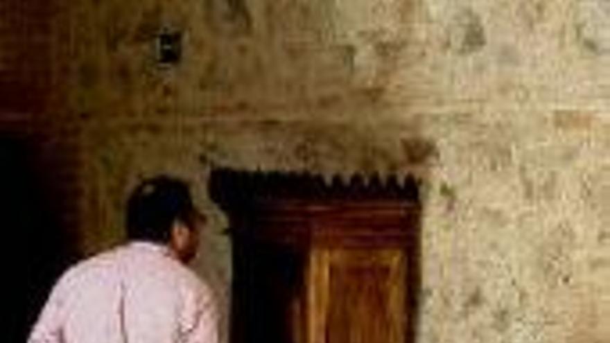Una muestra aborda la historia de los muebles de castaño en Hervás
