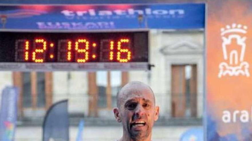 Indalecio Viñas, tras cruzar la meta en una competición de triatlón.