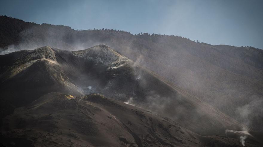 El volcán se quedó en silencio el 13 de diciembre. En enero (izquierda) aún mantenía una leve emisión de gases. Los científicos han estado, desde el principio de la erupción, diagnosticando lo que ocurría durante la erupción.