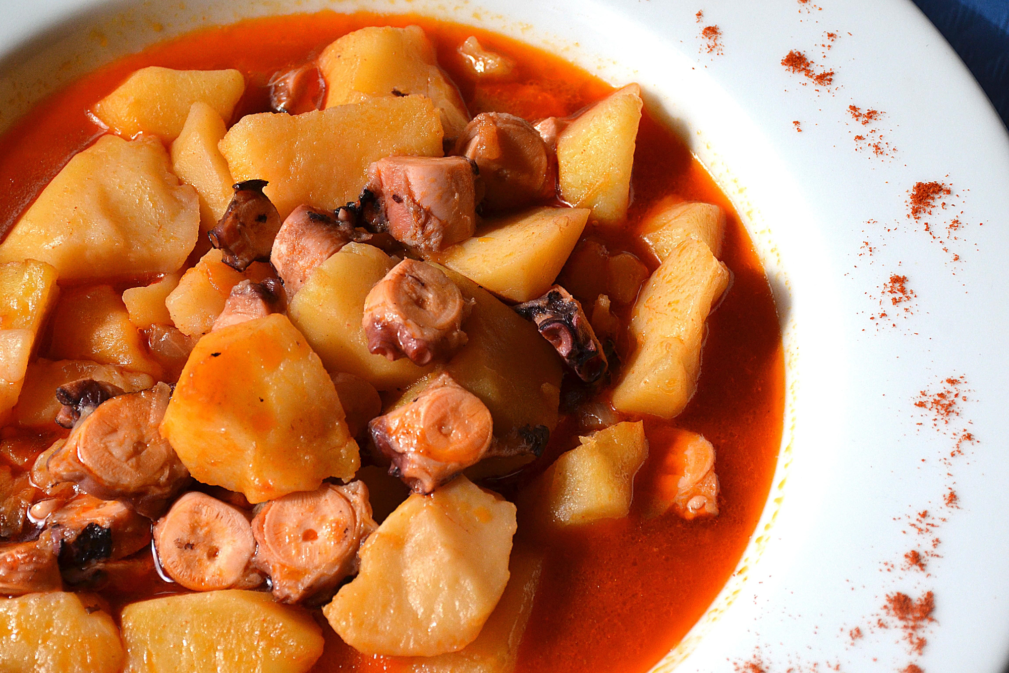 Guiso de patatas con pulpo.