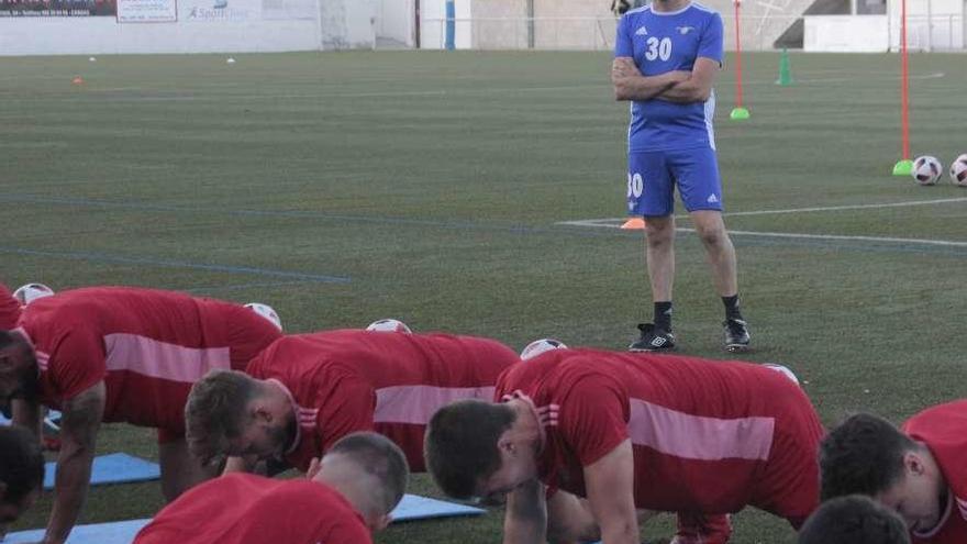 El Alondras arrancó ayer la pretemporada en O Morrazo bajo las órdenes de Pereira. // Santos Álvarez