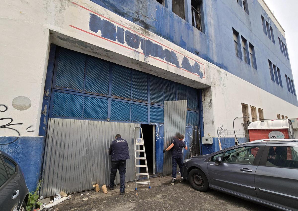 Desalojo en la nave abandonada en Vigo de la antigua Pescanova