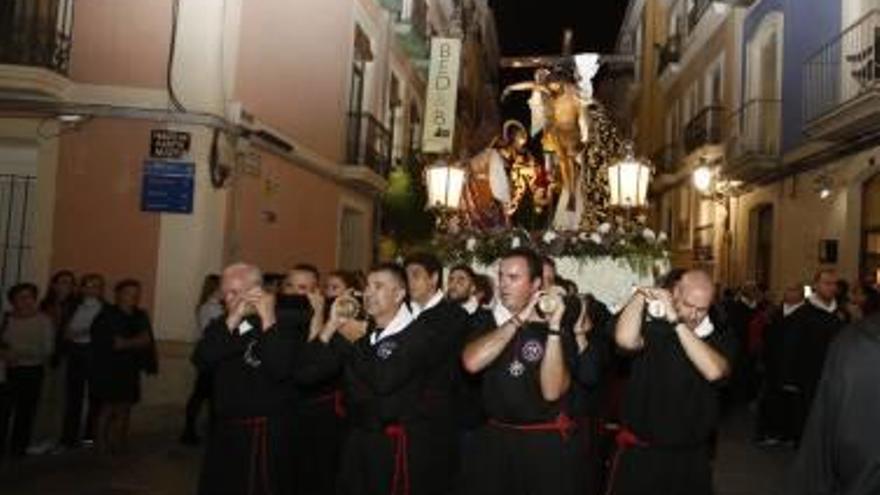 Un momento del paso del Descendimiento por las calles del Casco Antiguo de la ciudad.