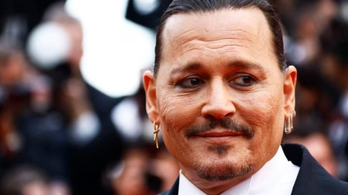 Johnny Depp conquista al público con su emocionante reacción al ser ovacionado en Cannes