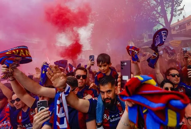 Explosión granota en la llegada del Levante UD a El Plantío