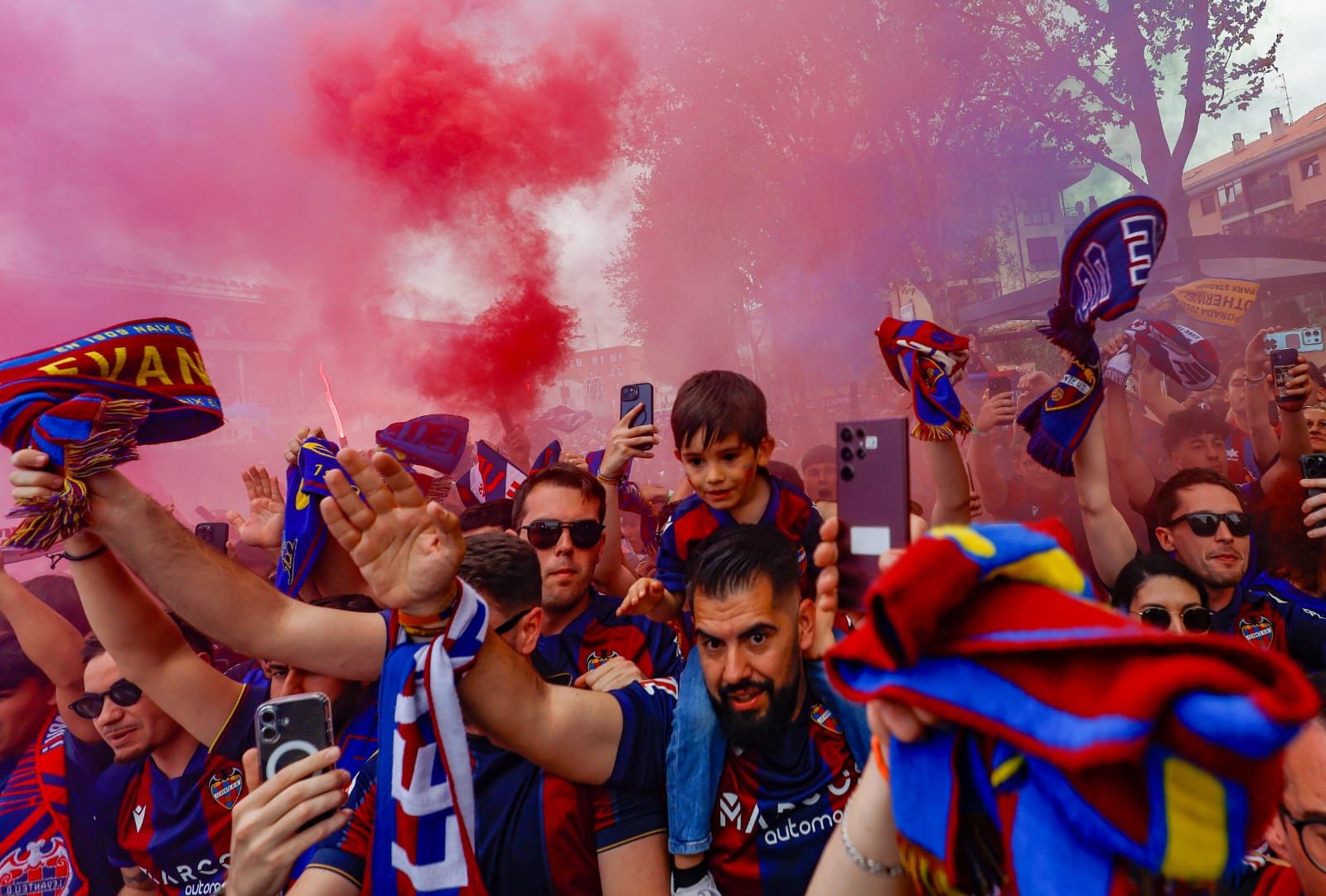 Explosión granota en la llegada del Levante UD a El Plantío