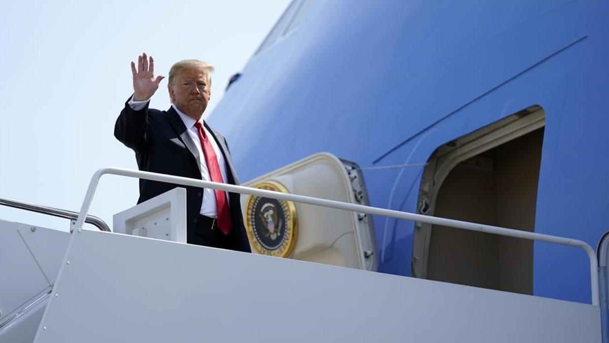 El presidente Donald Trump antes de volar a Arizona.