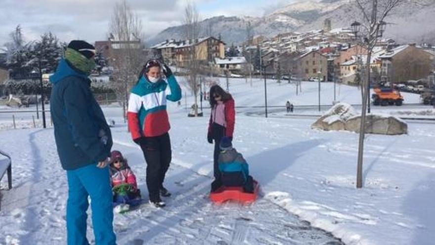 Una família gaudint de la neu amb els nens