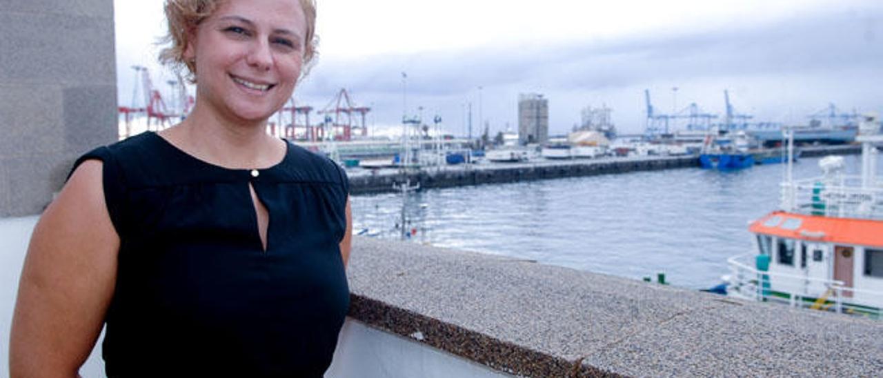 Leire Fernández, directora de proyectos de Raley Estudios Costeros, con el Puerto de La Luz al fondo.