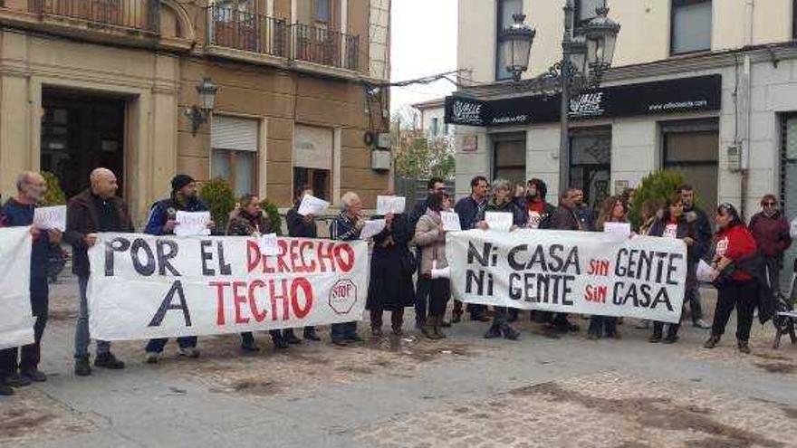 Concentración de la PAH frente al Ayuntamiento de Elda.