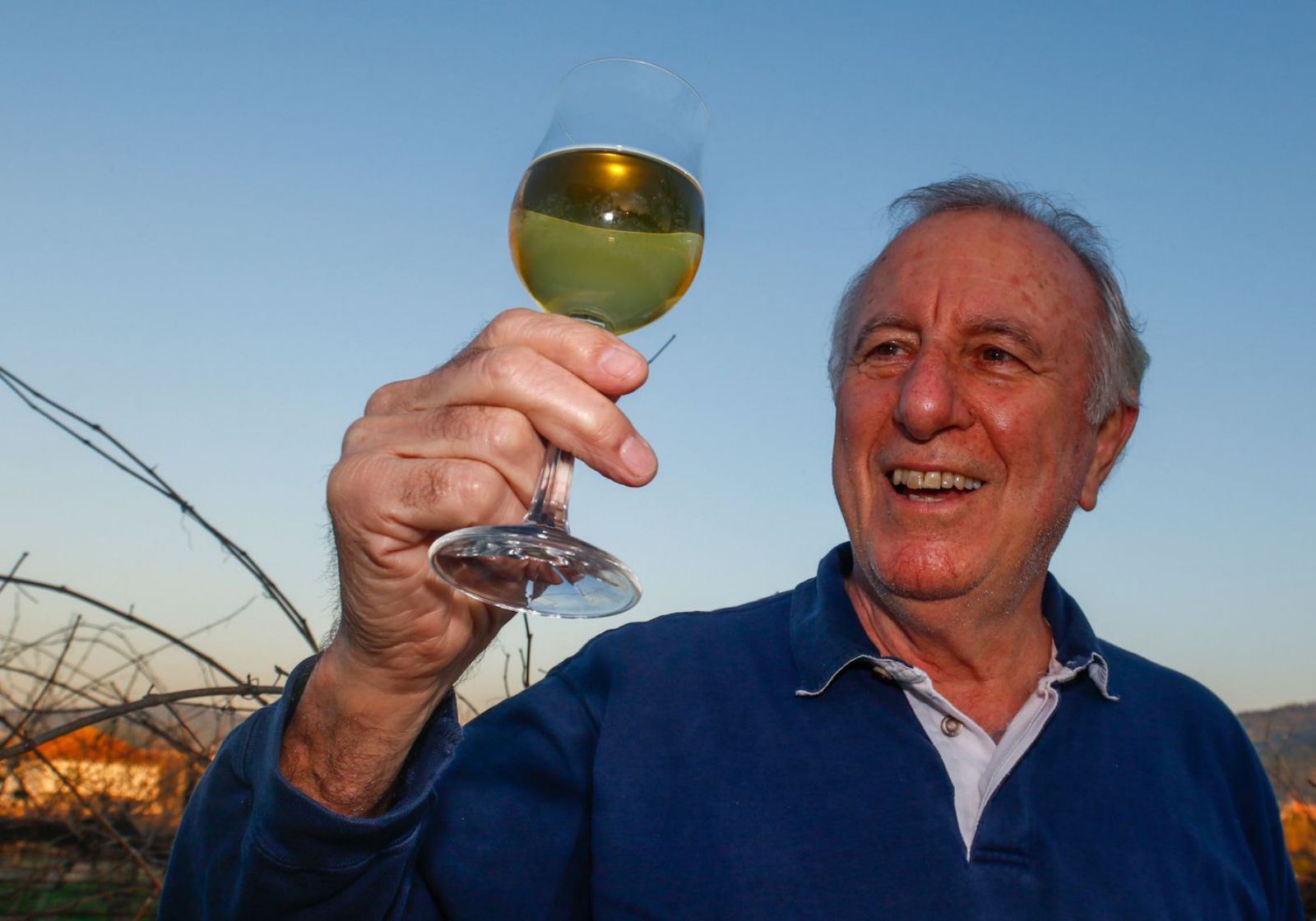 Jacinto Barreiro con una copa del albariño que elabora. / Iñaki Abella