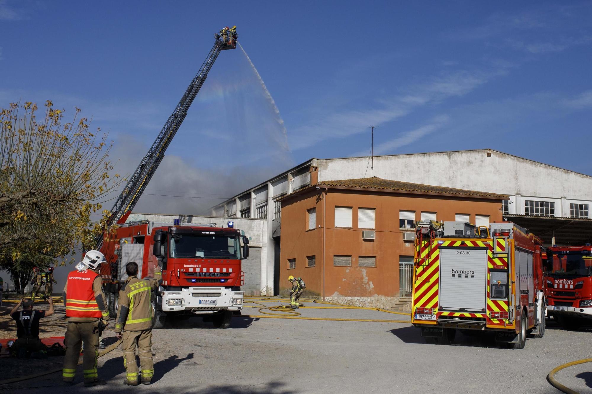 Aparatós incendi en una nau industrial a Vilobí