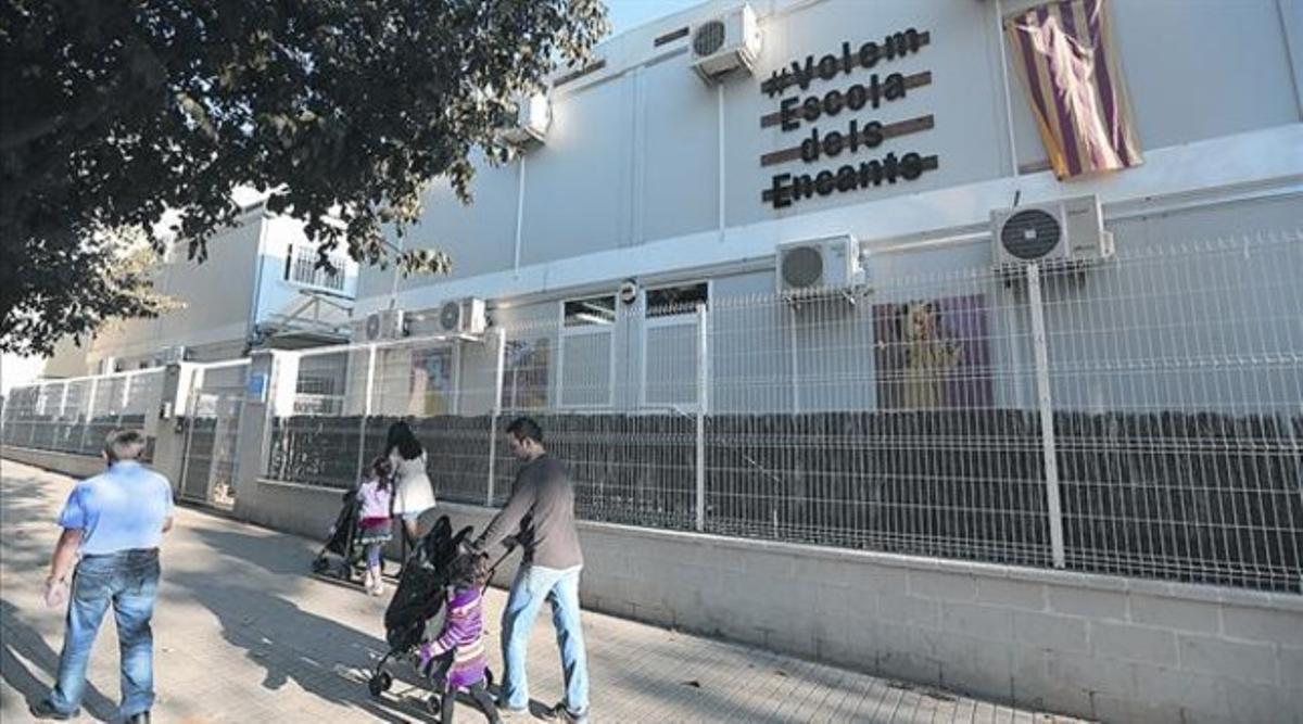 Mòduls prefabricats en què s’allotja l’escola dels Encants, al carrer de Castillejos, divendres. Mòduls prefabricats en què s’allotja l’escola dels Encants, al carrer de Castillejos, divendres.