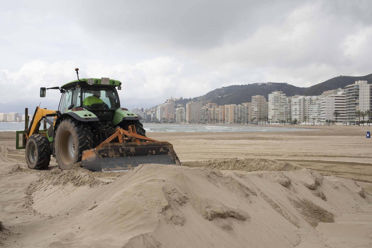 En la playa el Racó de Cullera los tractores siguen trabajando para tenerlo todo listo.