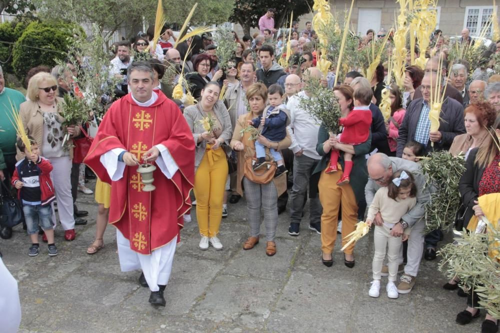 La procesión de "La Borriquilla" abre la Semana Santa en Cangas. // S. Álvarez