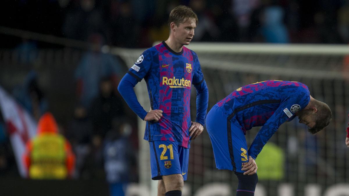  De Jong y Piqué decepcionados al final del decisivo partido