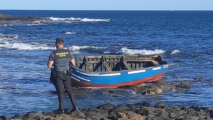 Un Guardia Civil vigila una patera llegada a Lanzarote