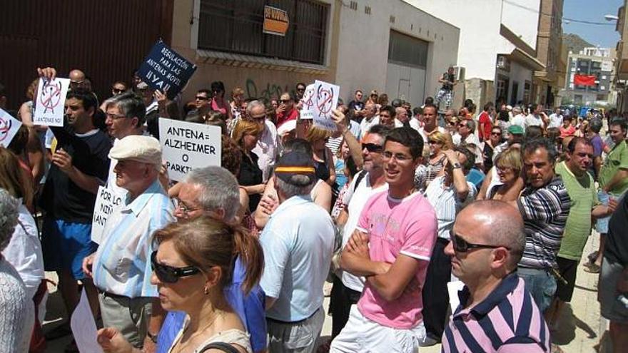 Más de un centenar de vecinos se congregaron ayer junto al poste de telefonía que quieren evitar.