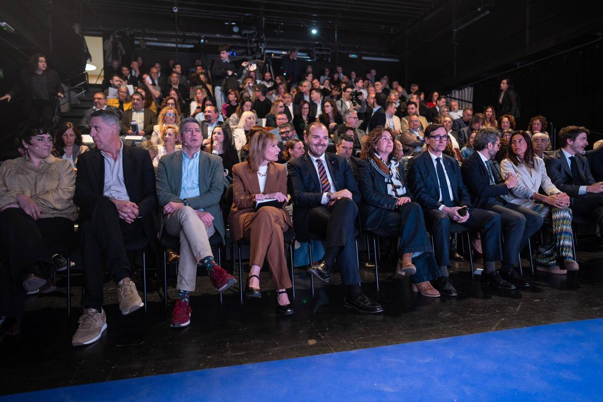 La primera fila de los asistentes al I Fòrum Municipalisme, organizado por EL PERIÓDICO y Prensa Ibérica.