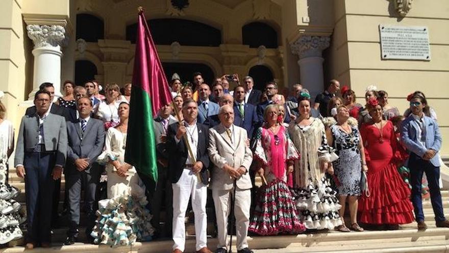 Imagen del acto esta mañana, con Paco Campos y Pepe Cobos en primera fila. Éste último, portando la bandera malagueña.