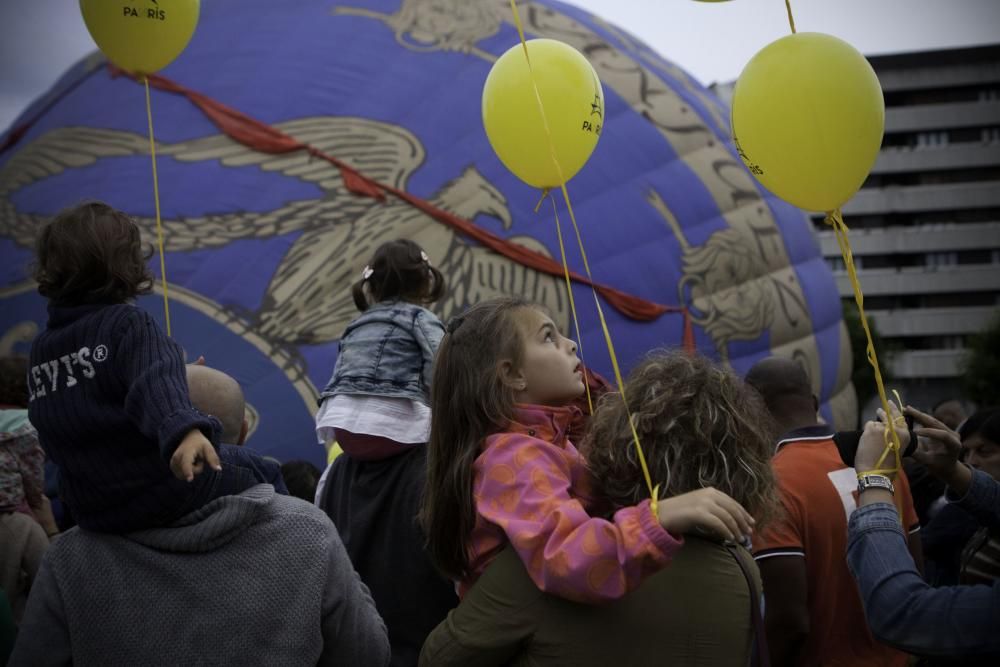 Los globos aerostáticos se iluminan con la música en el "solarón" de Gijón.