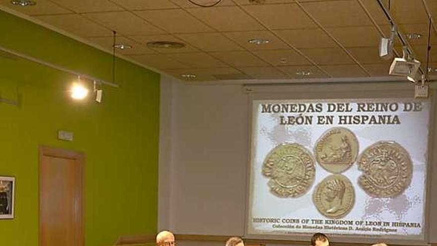 La conferencia «Monedas del reino asturleonés en Hispania».