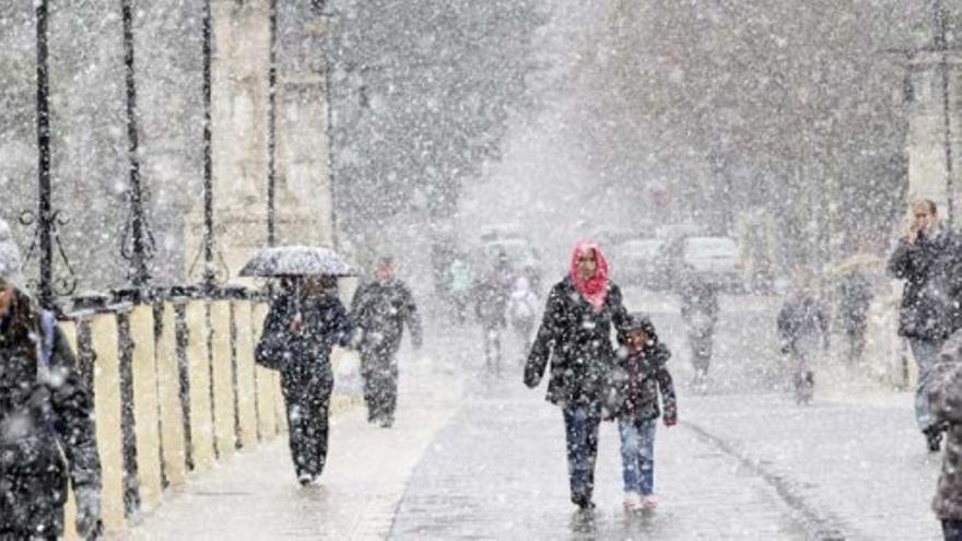 Gran parte del país sufre intensas nevadas que afectan al tráfico