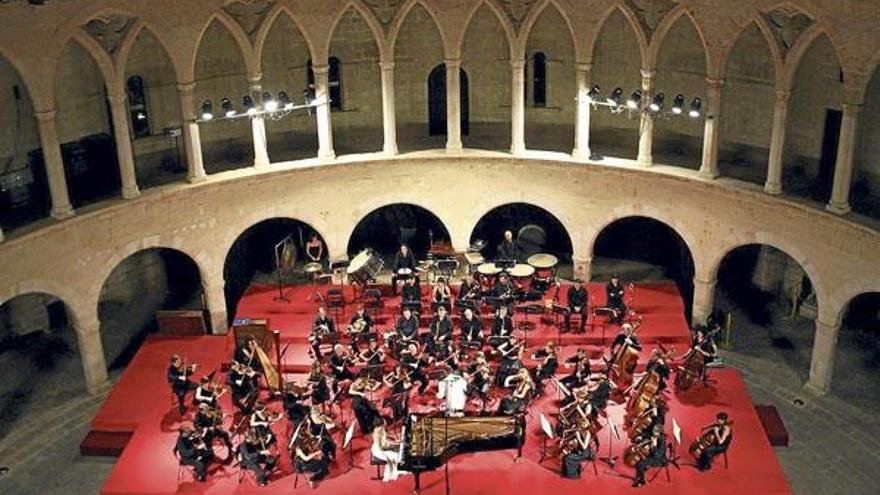 Feierliches Ambiente in mittelalterlicher Umgebung: Sinfonikerkonzert im Castell de Bellver