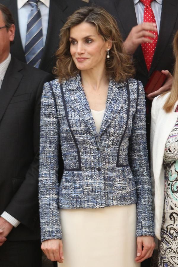 Letizia Ortiz con chaqueta azul y vestido nude