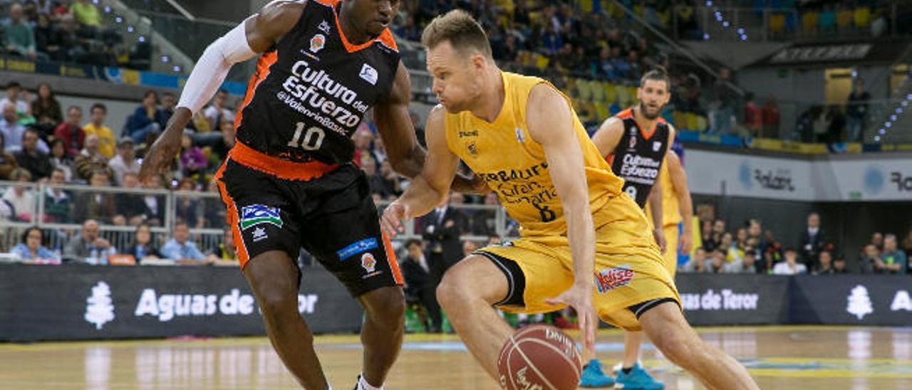 Brad Newley intenta superar la defensa de Romain Sato.