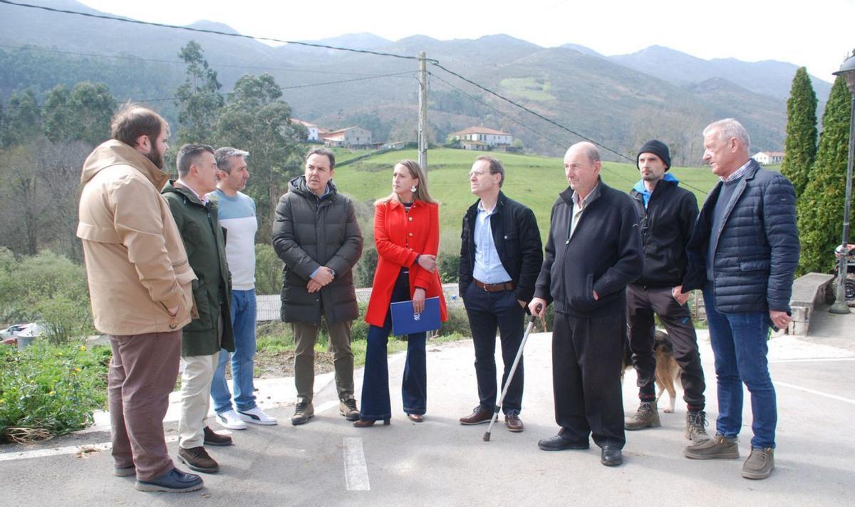 Por la izquierda, Fernando del Barrio (concejal de Ribadedeva), Juan Carlos Armas (vicealcalde de Llanes),  José Ramón Amor (edil llanisco), Ignacio Garmendia (concejal de Ribadedeva), Cristina Vega, Carlos Álvarez (vicealcalde de Ribadedeva), Ángel Fernández, José Riestra y José Manuel Folgueres (diputado autonómico), ayer, en Boquerizu. | RAMÓN DÍAZ