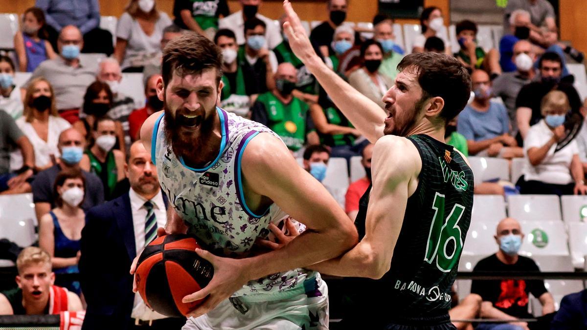 La Penya tuvo que trabajar duro para imponerse al Bilbao Basket