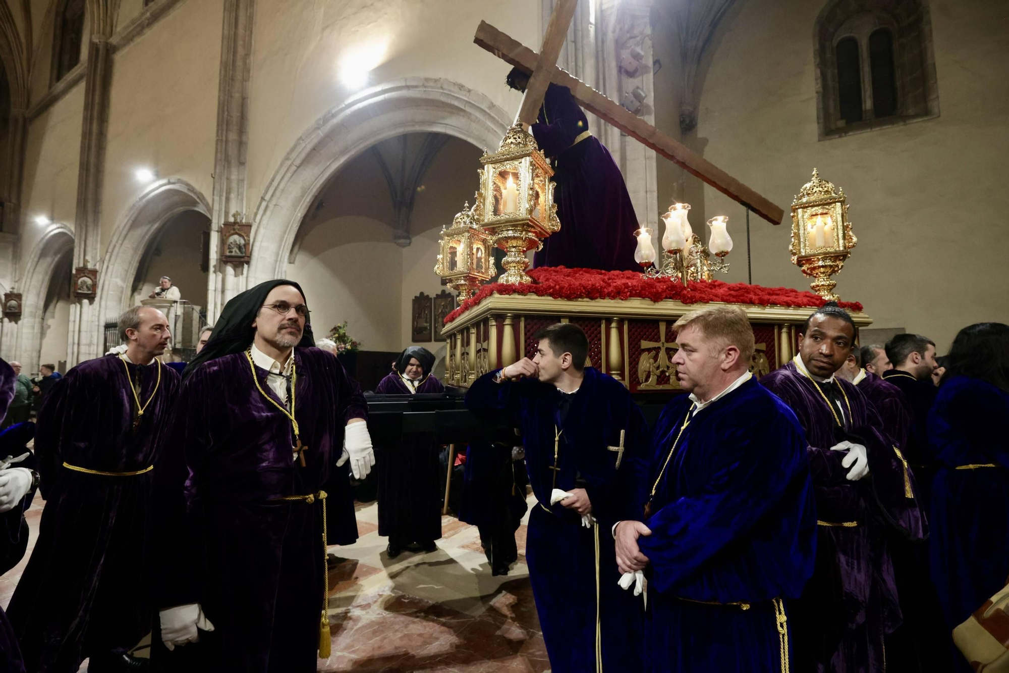 La lluvia chafa al Señor de Oviedo y obliga a suspender la procesión del Nazareno