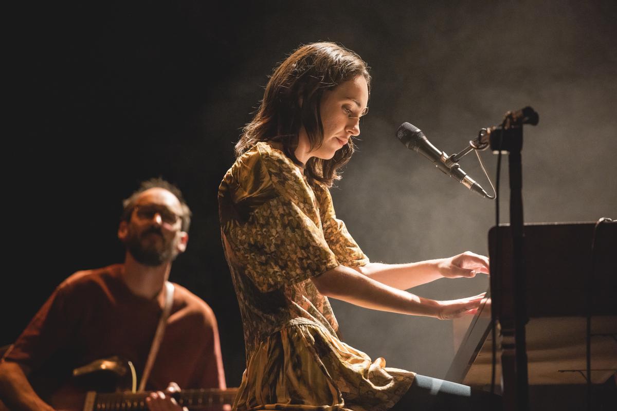 Núria Graham enlluerna amb el món màgic de ‘Cyclamen’ al Mercat de Vic