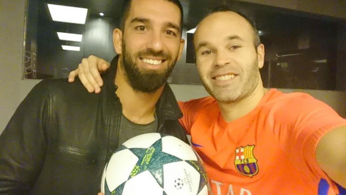 Andrés Iniesta se fotografió con el gran protagonista de la noche, Arda Turan