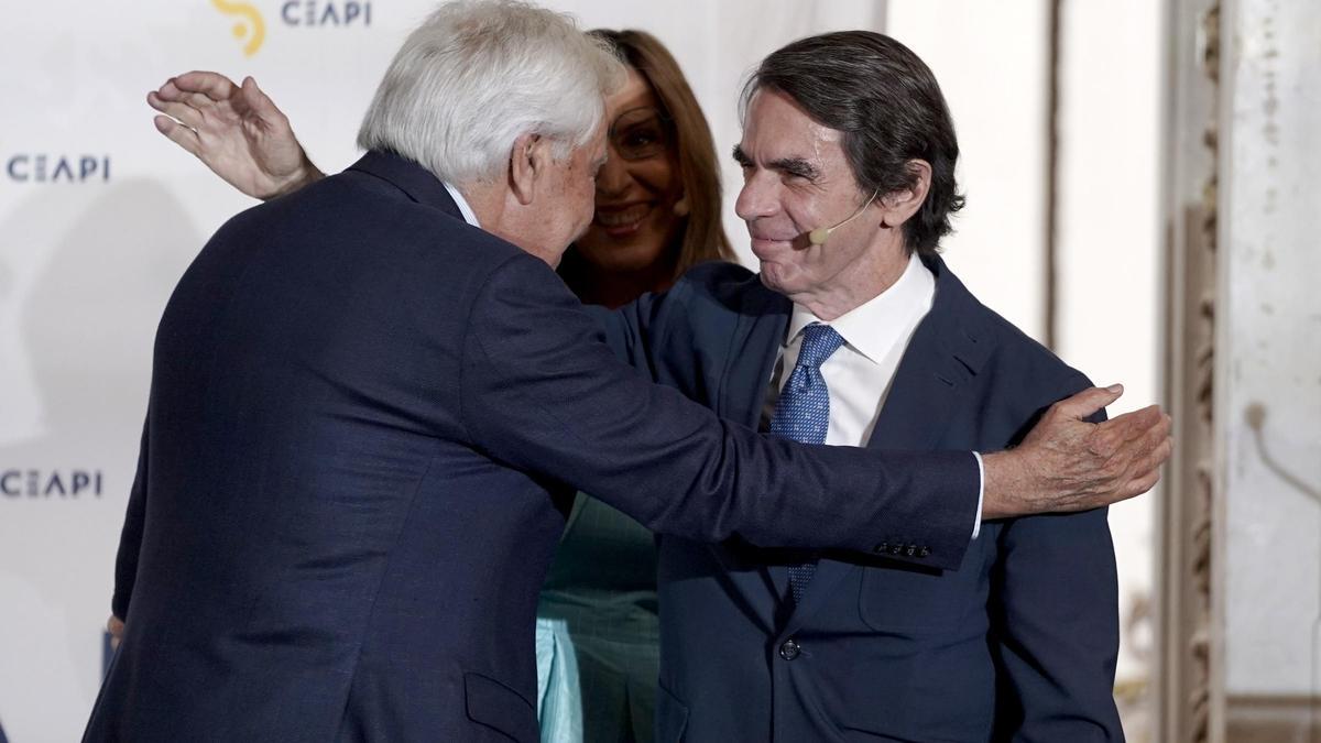 Los expresidentes Felipe González y José María Aznar durante un acto de la CEAPI.