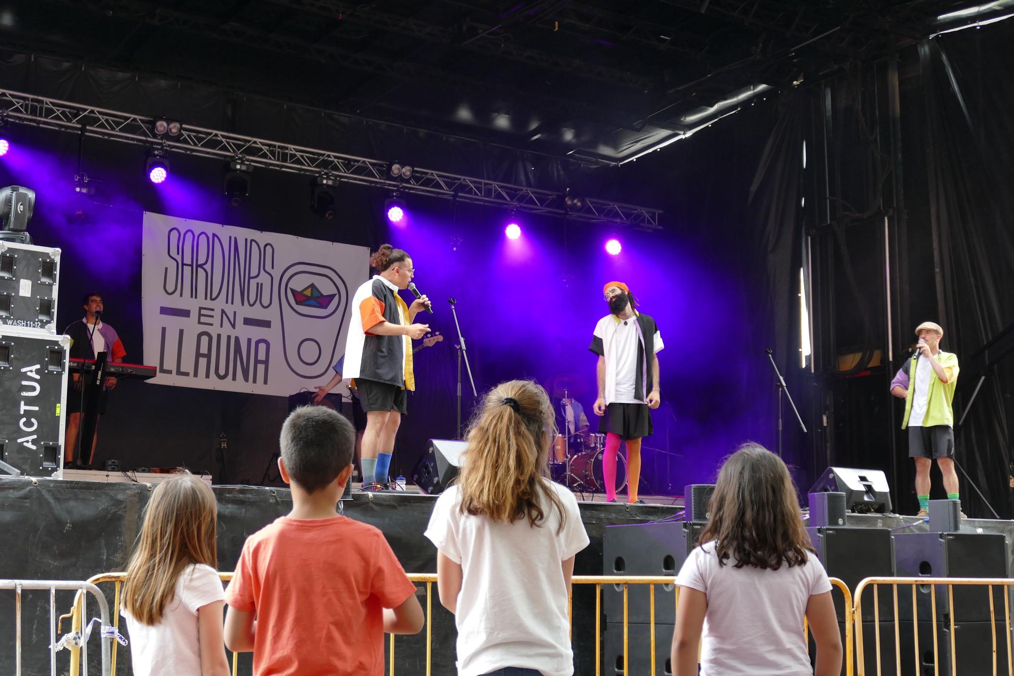 El grup Sardines en Llauna anima la mainada a Figueres