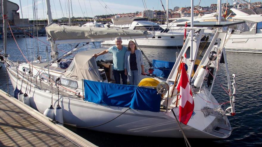 El matrimonio suizo, a bordo de su velero en Sanxenxo.