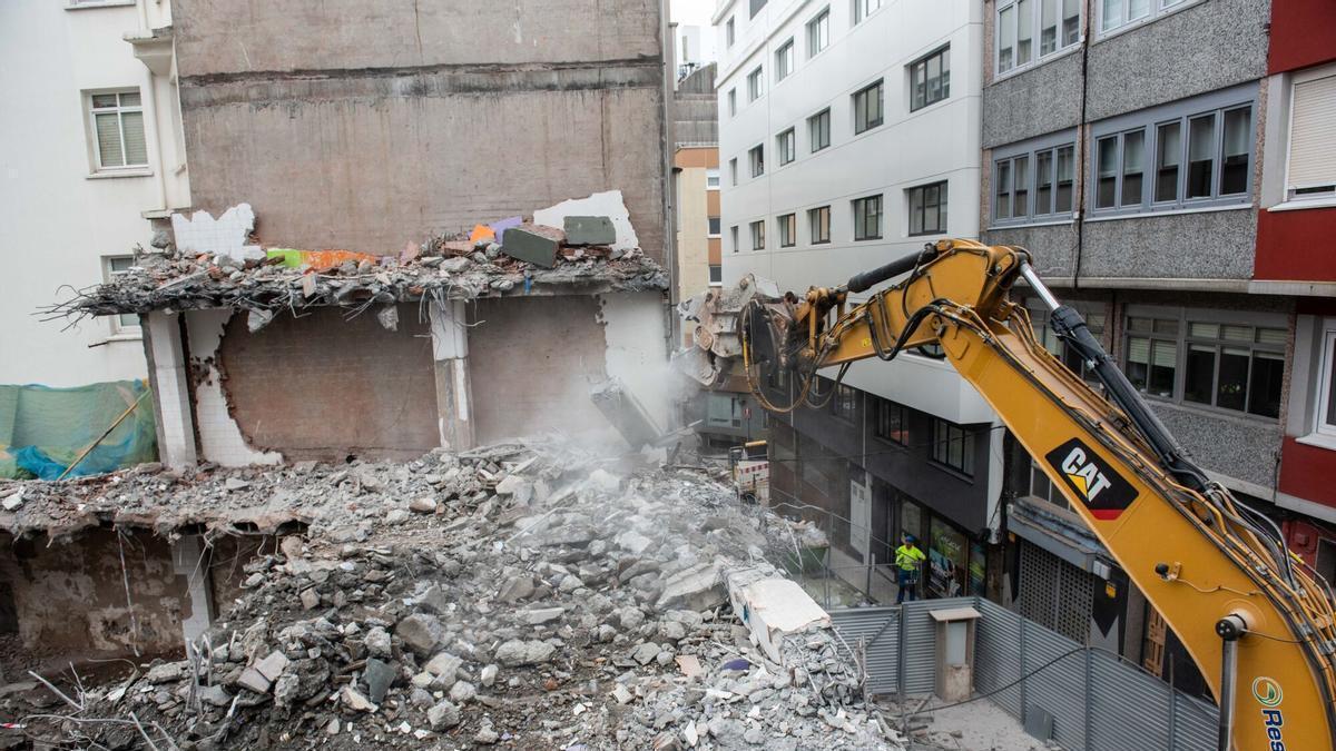 Demolición del antiguo mercado de Santa Lucía en A Coruña.