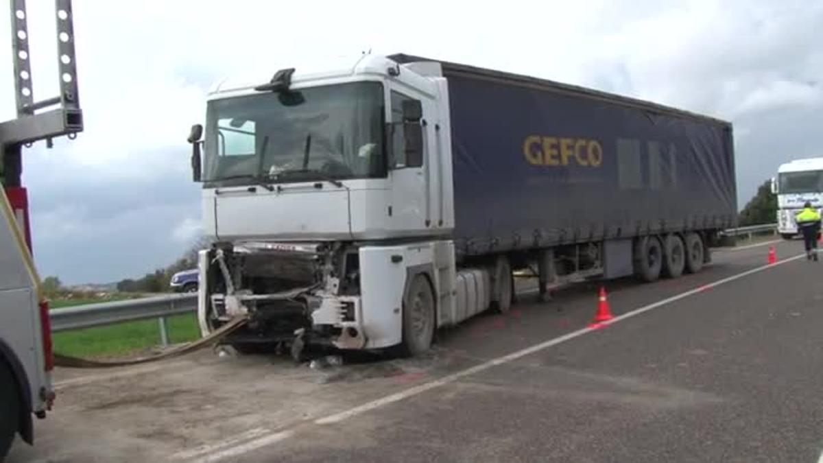 Fallece un conductor de 31 años al chocar contra un camión en la B-100, en Sant Guim de Freixenet.