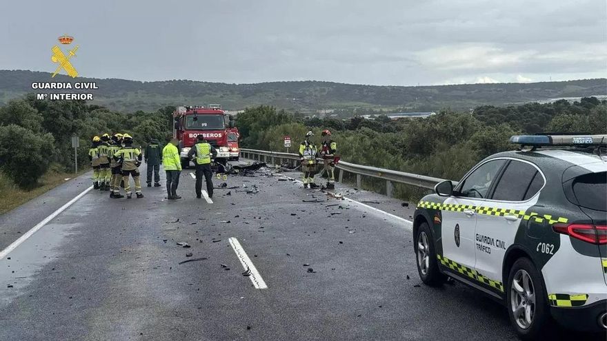 Cuatro muertos en Cáceres en un choque frontal entre dos vehículos