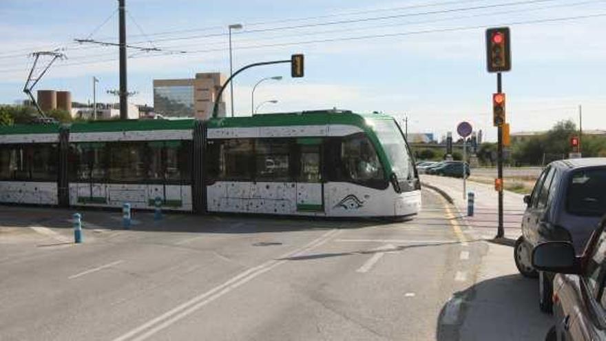 El metro en superficie por el campus de la universidad pasa por un cruce semafórico.