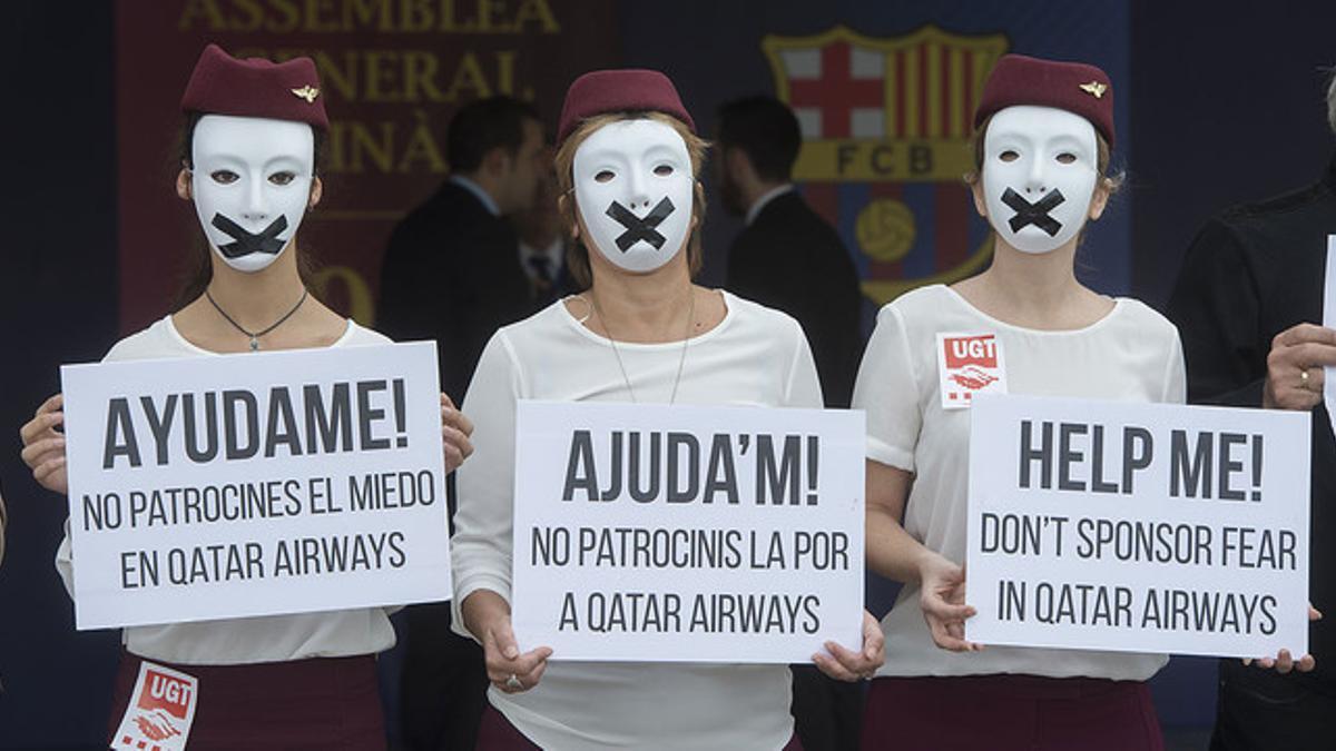 Trabajadoras de Qatar Airways denuncian sus duras condiciones de trabajo ante el Palau de Congressos, escenario de la asamblea de compromisarios del Barça